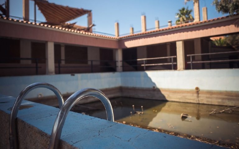 Eboli, bimba di 3 anni muore cadendo in piscina. Colletta per aiutare i familiari