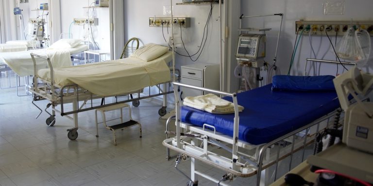 Campania, ospedali sotto pressione ma la Regione rassicura