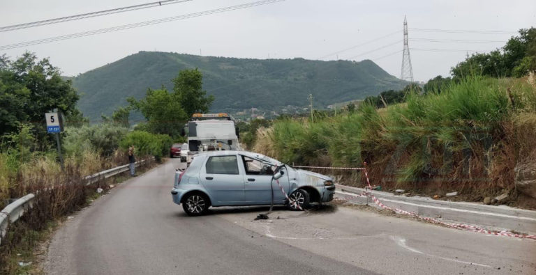 San Cipriano Picentino, Via Tora: auto sbanda e termina nella canaletta