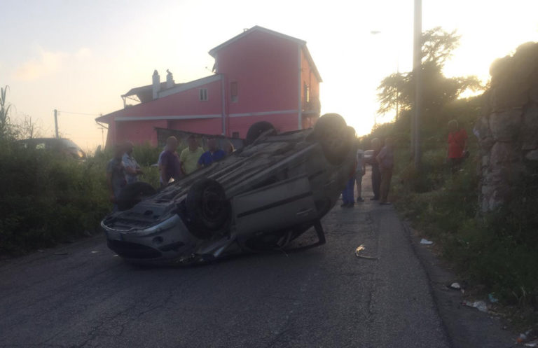 Salerno, incidente in località Sordina: un’auto capovolta