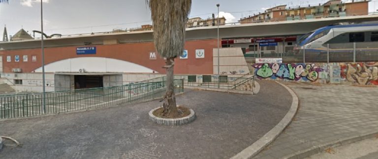Salerno, paura sui binari a Mercatello per 4 giovani