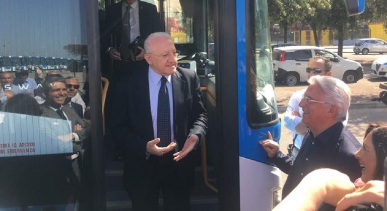 Salerno, la presentazione di 52 nuovi autobus. De Luca:” Uno sforzo unico in Italia”