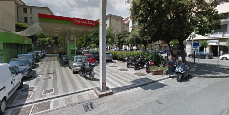 Salerno: ripulita ex stazione di servizio di Piazza Naddeo