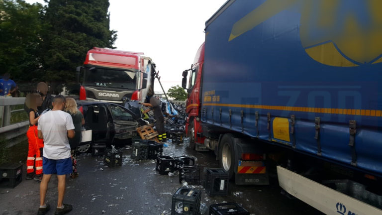 Salerno, incidente sul viadotto Gatto: paura per una donna estratta viva dalle lamiere