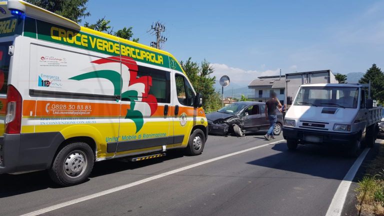 Incidente tra due mezzi lungo la strada che collega Battipaglia e Olevano