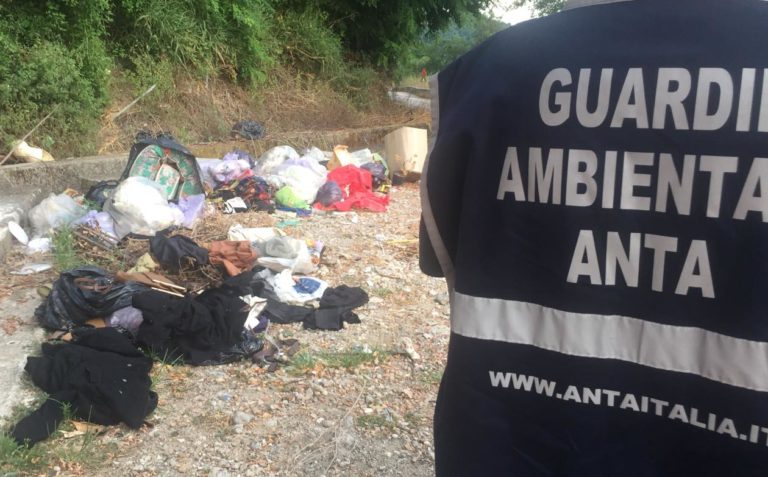 Sversamento illegale di rifiuti a San Cipriano Picentino: la segnalazione