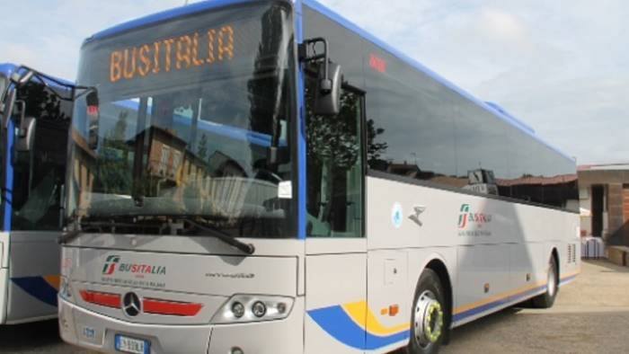 Cava, bus piccolo ed affollato: malore per una 13enne