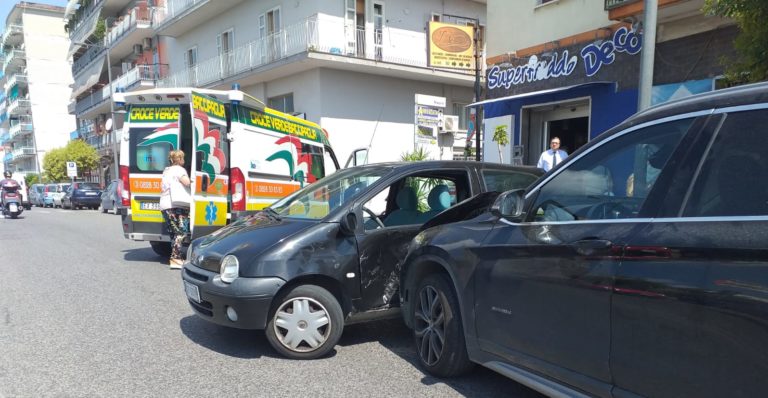 Bellizzi, incidente in via Roma: coinvolte due donne