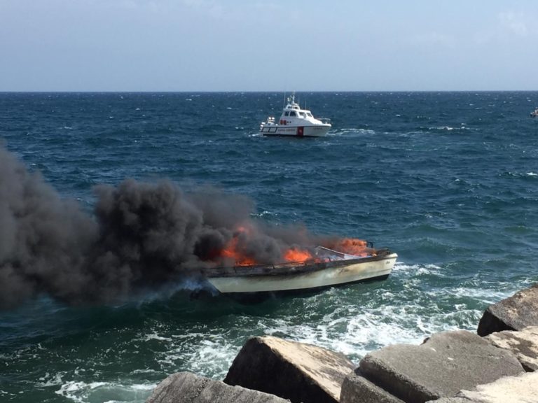Salerno: barca in fiamme al porto, scongiurato pericolo inquinamento