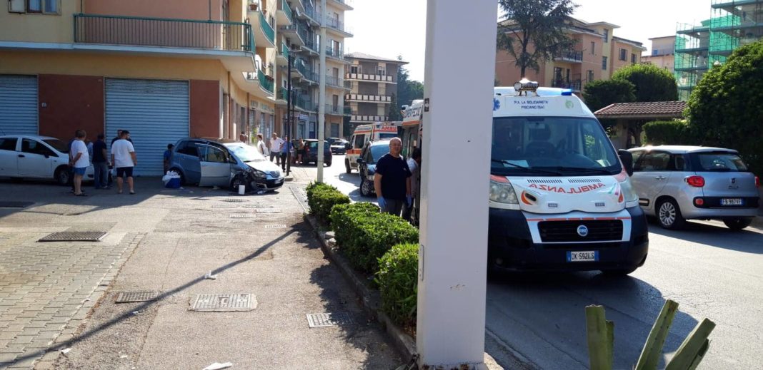 Incidente a Mercato San Severino coinvolti un bimbo e una donna incinta