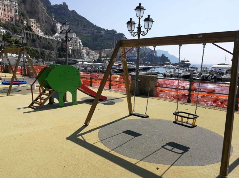 Amalfi, inaugura il parco giochi sul lungomare dei Cavalieri