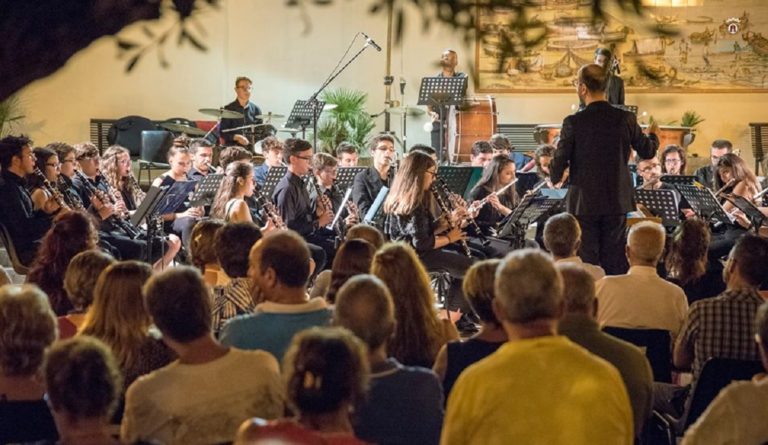 Castellabate: musica in Piazza Madre Teresa di Calucatta a Lago