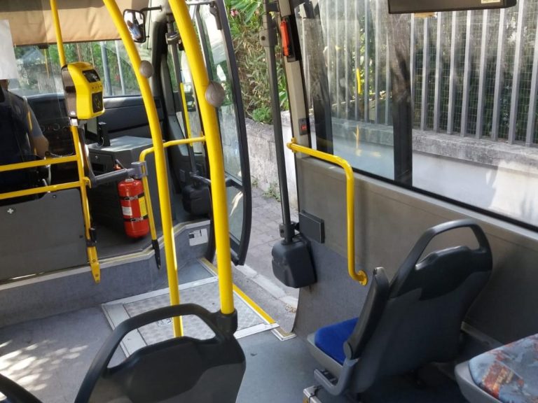 Salerno: uomo si denuda davanti ad un market e sulla linea 13 del bus