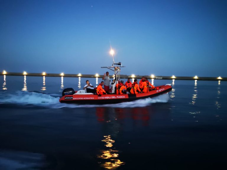 Vigili del Fuoco, addestramento notturno nello specchio d’acqua della Costiera Amalfitana