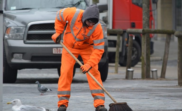 Battipaglia, a spasso nell’orario di lavoro: 5 spazzini a rischio denuncia