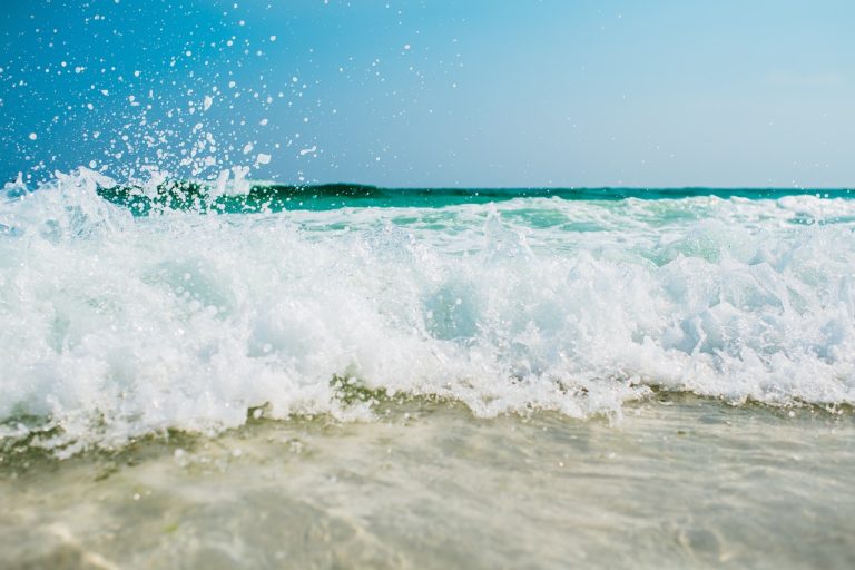 Villammare, turista cade in acqua e rischia di annegare: salvato