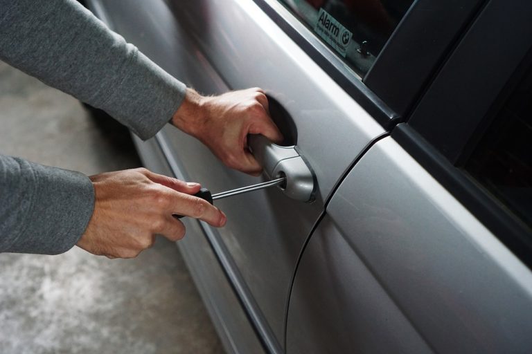 Agropoli, furti nelle auto: la denuncia di un avvocato di Avellino