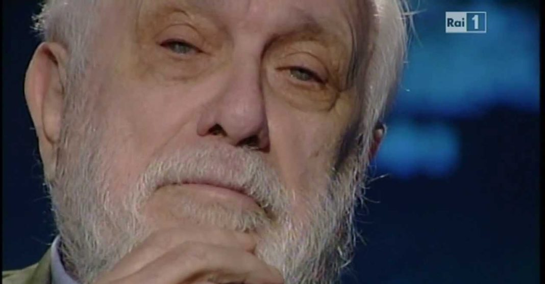 Luciano De Crescenzo concluse le esequie, l’ultimo viaggio fino a