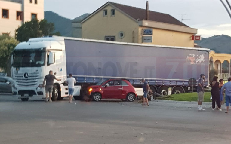 Fisciano, ubriaco al volante: si scontra contro un’auto e finisce contro un tir