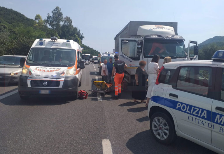 Incidente lungo il raccordo Salerno-Avellino: camionista accusa malore