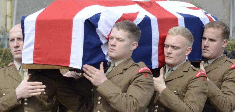 Funerali di Stato per i due soldati inglesi ritrovati dall’associazione Salerno 1943