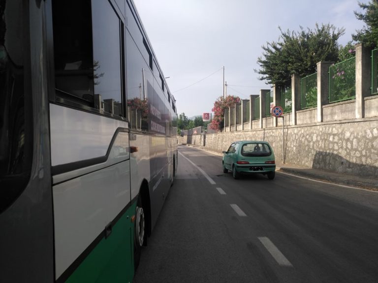 Baronissi, scoppia ruota di un bus in autostrada con studenti a bordo