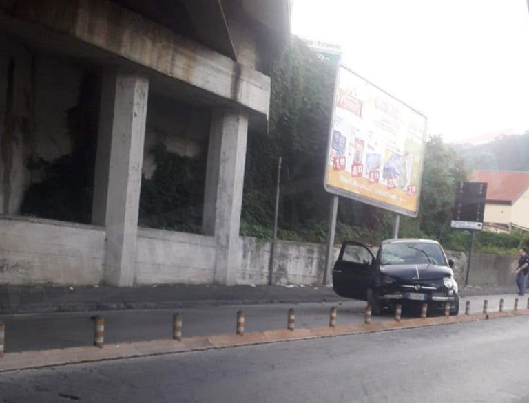 Cava de’ Tirreni, auto si ribalta nei pressi dell’autostrada