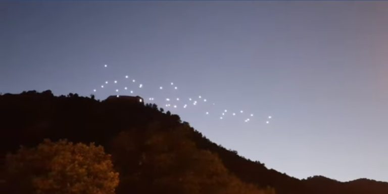 Strano avvistamento nel cielo di Salerno: il video diventa virale