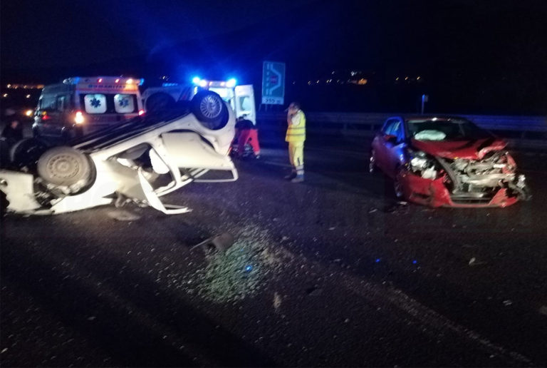 San Mango, paura in autostrada: scontro tra due auto. 5 i feriti