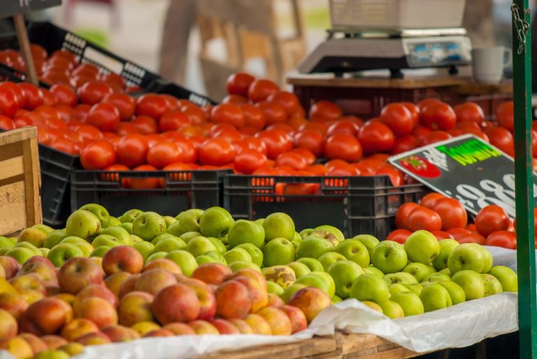 Salerno: sequestrate cassette di frutta ad un venditore abusivo