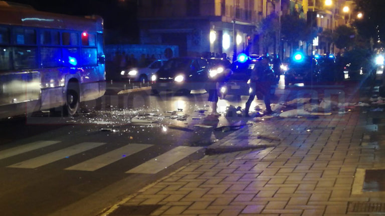 Salerno, uomo in preda ad un raptus: lancia oggetti dal balcone