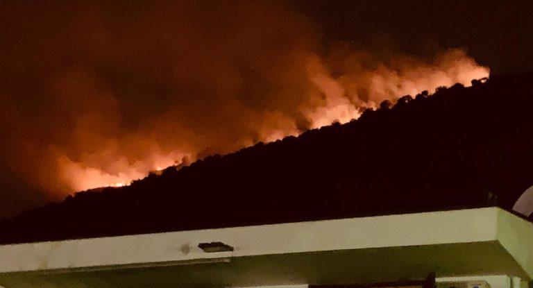 San Cipriano Picentino: lingua di fuoco sul monte Tubenna