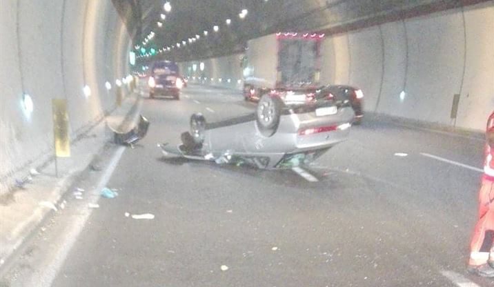 Incidente tra Campagna e Contursi: auto si ribalta in autostrada