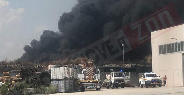 Battipaglia, vasto incendio nella zona industriale