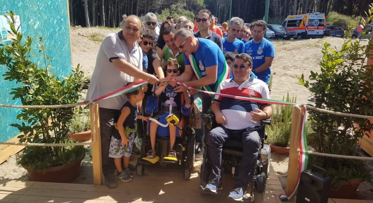 Eboli, inaugurata la spiaggia attrezzata per ospitare persone con disabilità