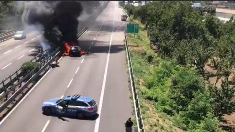 Raccordo Salerno-Avellino, auto in fiamme tra Baronissi e Lancusi