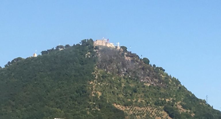 Cava de’ Tirreni, incendio a Monte Castello: in corso lo spegnimento