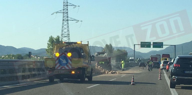 Camion di mattoni perde il carico lungo l’autostrada A2: lunghe code