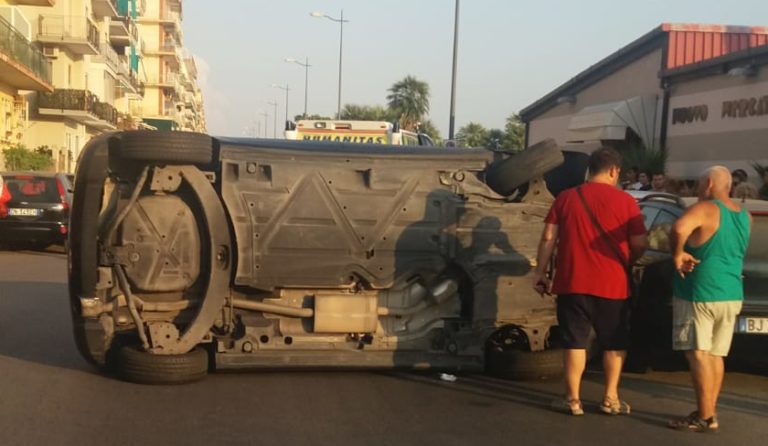 Salerno, incidente sul lungomare Colombo. Auto si ribalta