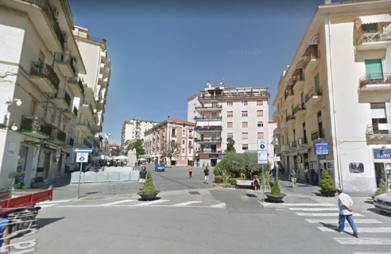 Agropoli, multe per chi gira in città a torso nudo