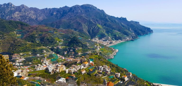 Traffico in tilt all’altezza di Maiori, lungo la Strada Statale 163 Amalfitana