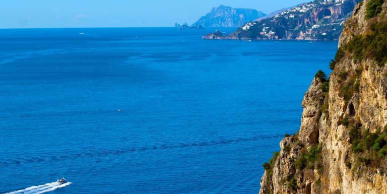 Amalfi, paura nel porto turistico: imbarcazione in fiamme