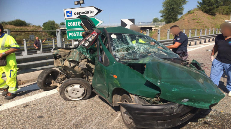 Incidente autostrada A2, tamponamento tra tir e auto: due feriti gravi