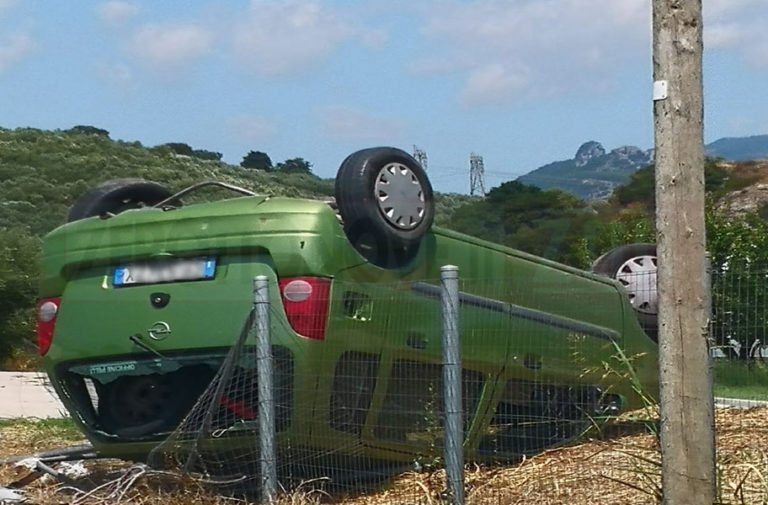 Montecorvino, perde il controllo dell’auto e si ribalta: miracolosamente illeso