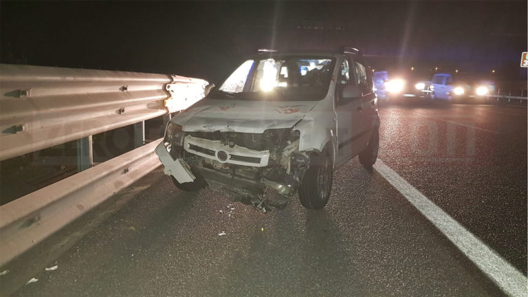 Si schianta in autostrada tra Montecorvino e Pontecagnano. Poi scappa