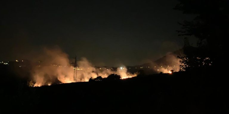 San Cipriano Picentino, bruciano sterpaglie: scoppia un incendio