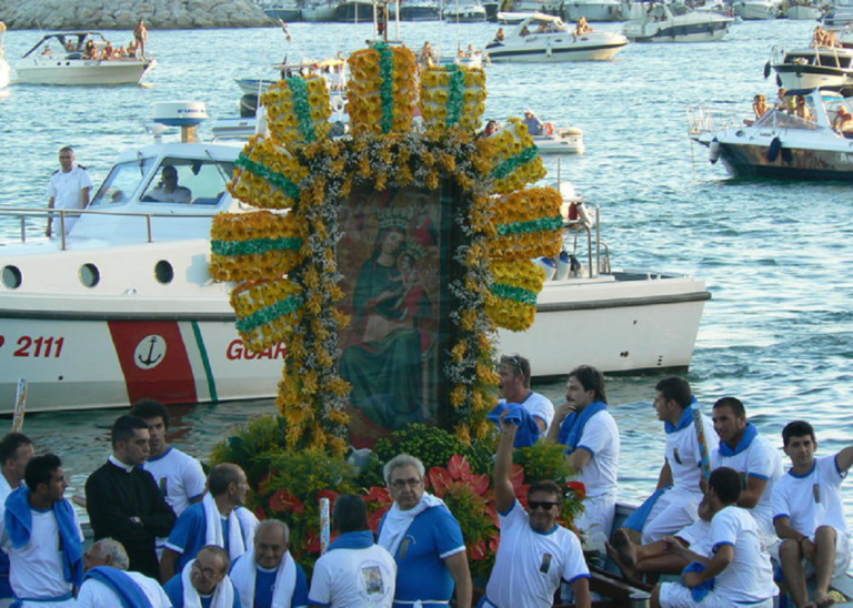 Salerno, caos durante la processione in Piazza Cavour