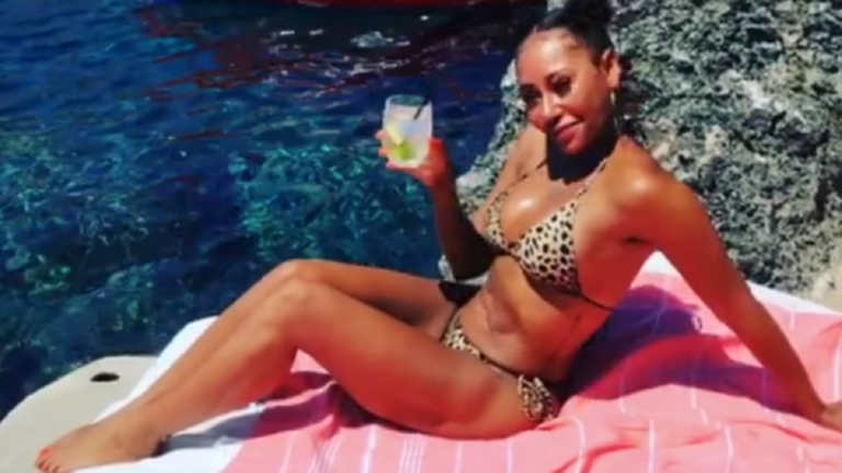 Mel B. spopola in Costiera con il suo bikini sexy