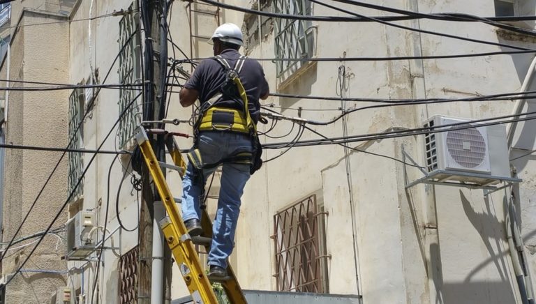 Sassano: incidente sul lavoro, cade sul parabrezza di un autobus