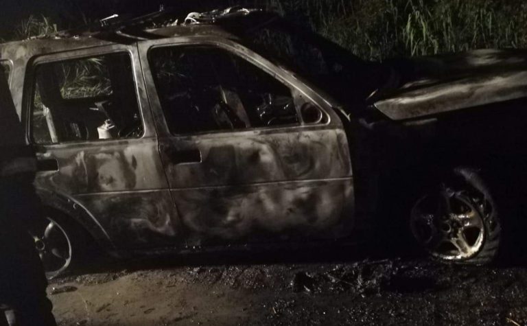 San Cipriano Picentino, auto prende fuoco e causa incendio